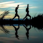 femmes-faisant-du-yoga-au-crépuscule