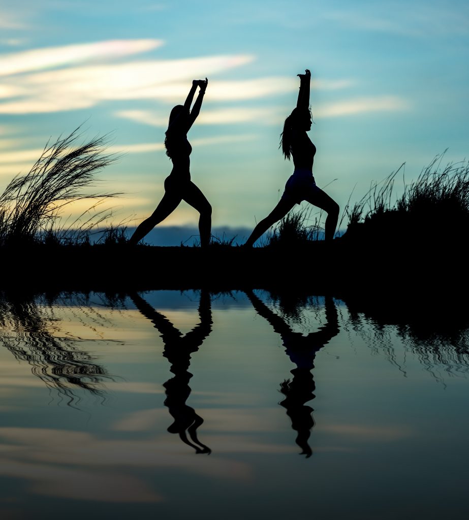 femmes-faisant-du-yoga-au-crépuscule